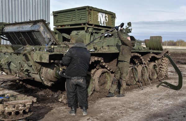 Soldiers of the Repair and Recovery Battalion repair and modernize a tank from the special military operation zone. The repair and evacuation units of the Vostok battlegroup are restoring equipment damaged in battle and sending it back to the special military operation zone. - Sputnik International