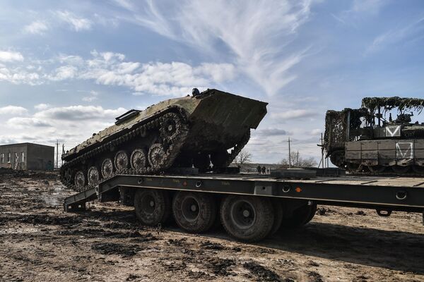 Loading a BMP-1 tracked infantry fighting vehicle onto a trailer after repairs. - Sputnik International