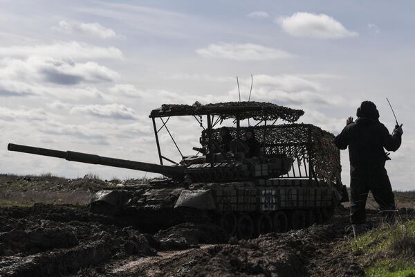 Testing a T-80 BVM main battle tank after it was repaired. - Sputnik International