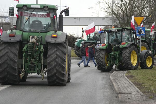 Polish farmers drive tractors in a convoy amid a nationwide protest against the unregulated import of Ukrainian foods. - Sputnik International