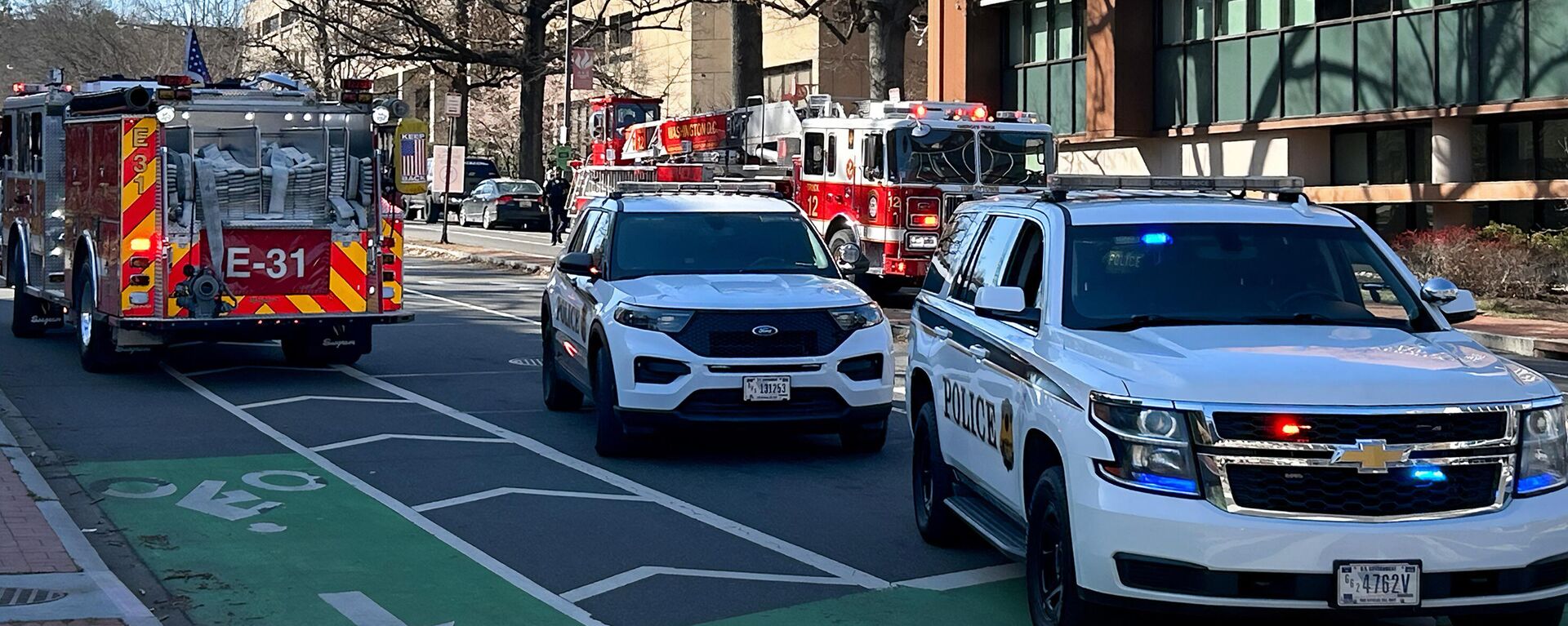 US Secret Service vehicles block access to a street leading to the Embassy of Israel in Washington, DC on February 25, 2024. A man reportedly set  himself on fire near the embassy on Sunday afternoon.  - Sputnik International, 1920, 26.02.2024