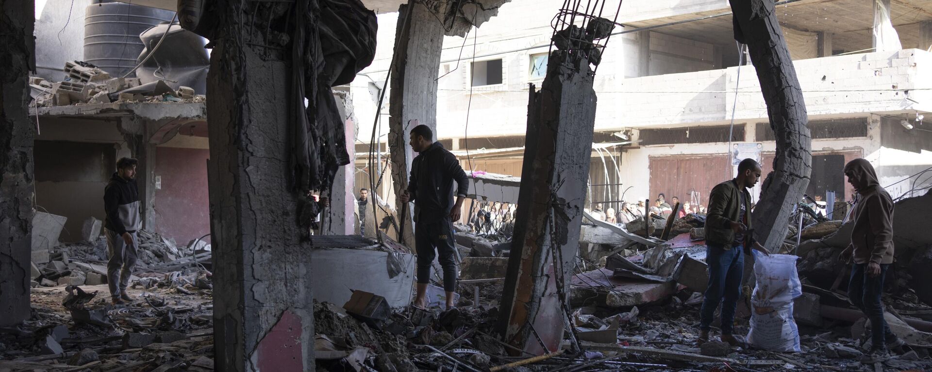Palestinians check destruction after an Israeli strike in Rafah, Gaza Strip, Saturday, Feb. 24, 2024 - Sputnik International, 1920, 04.04.2024