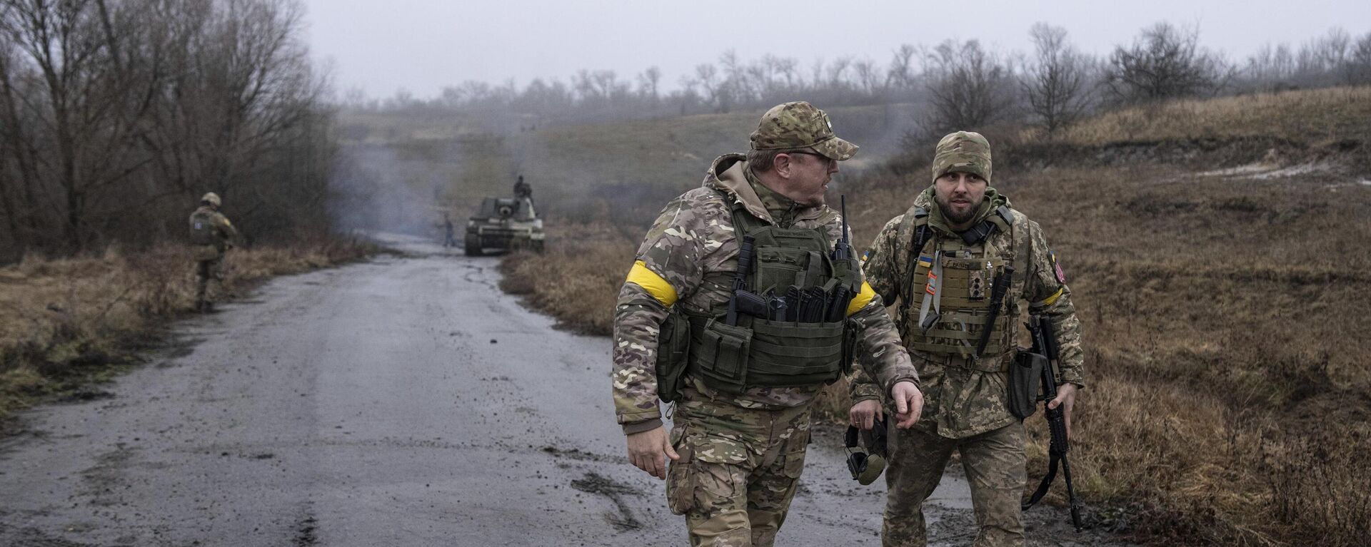 A Ukrainian brigade commander Dyadya Roma speaks to his comrade at a frontline in the Kharkov region, Ukraine, Saturday, Dec. 24, 2022 - Sputnik International, 1920, 04.05.2024