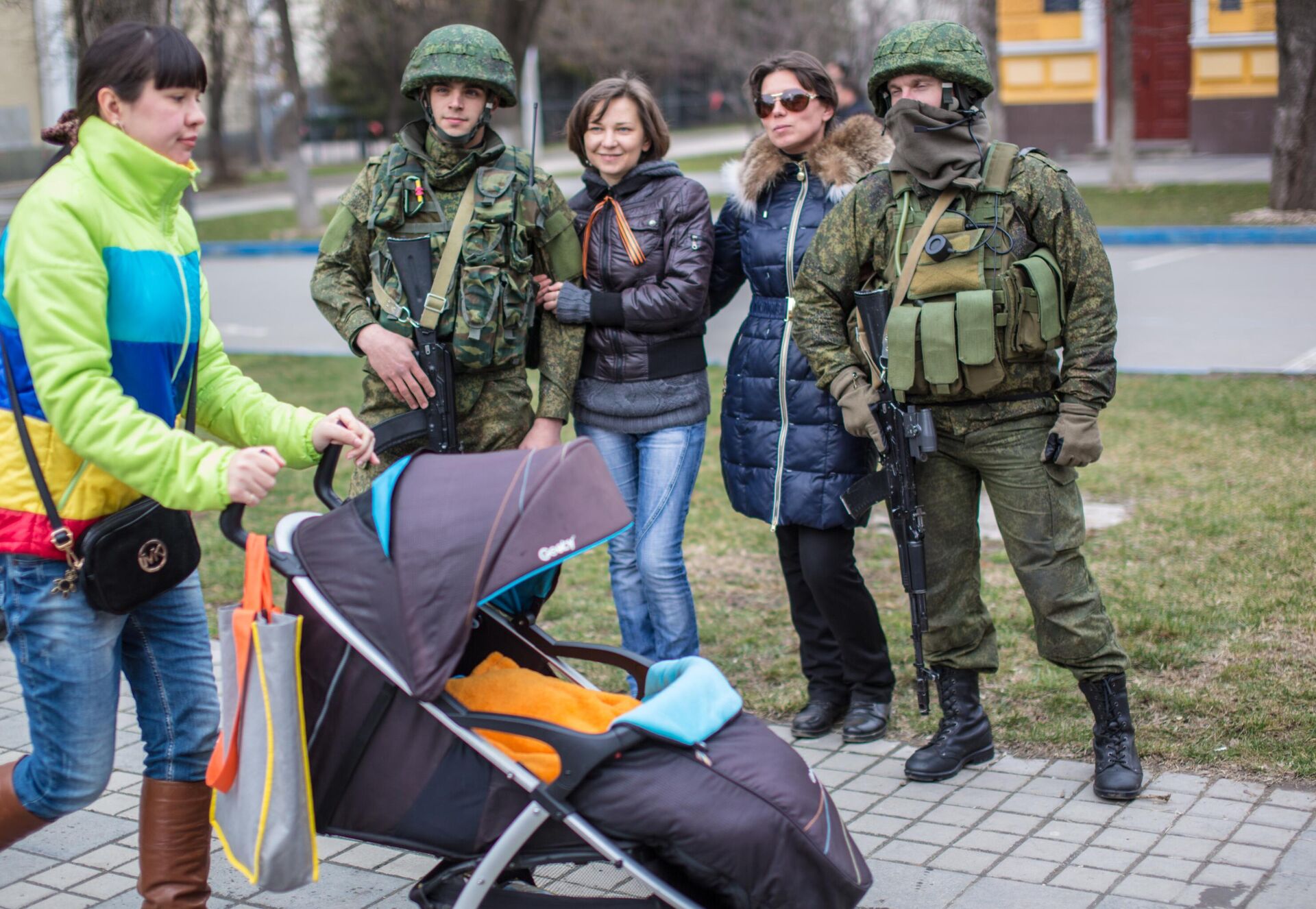 Simferopol residents pose with troops, March 1, 2014. - Sputnik International, 1920, 27.02.2024