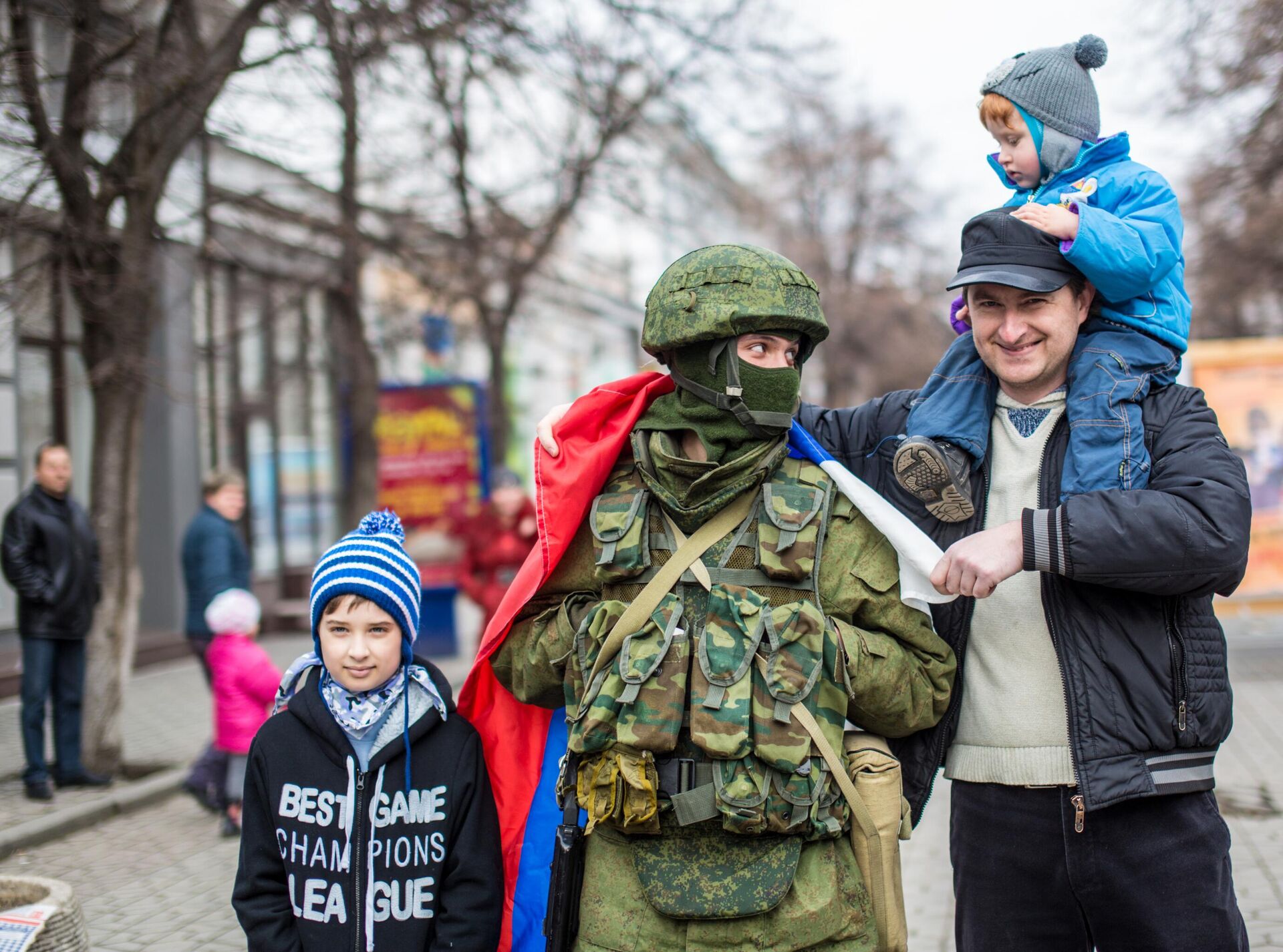 Residents of Simferopol pose with trooper in Crimea, March 1, 2014. - Sputnik International, 1920, 27.02.2024