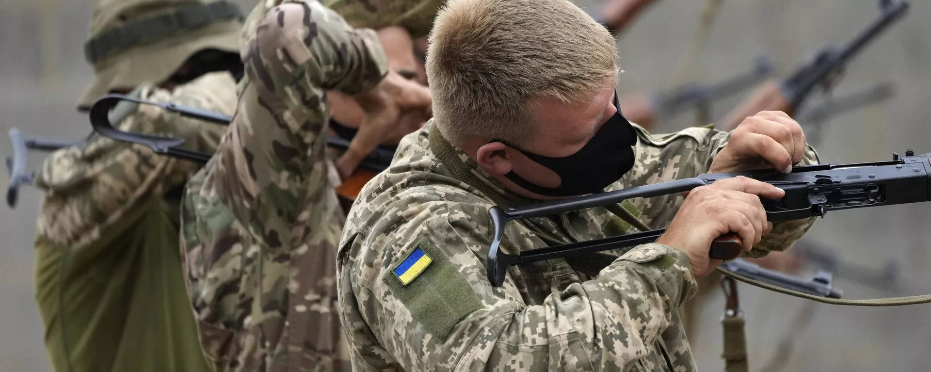 Ukrainian volunteer military recruits take part in an urban battle exercise whilst being trained by British Armed Forces at a military base in Southern England, Monday, Aug. 15, 2022 - Sputnik International, 1920, 25.09.2024