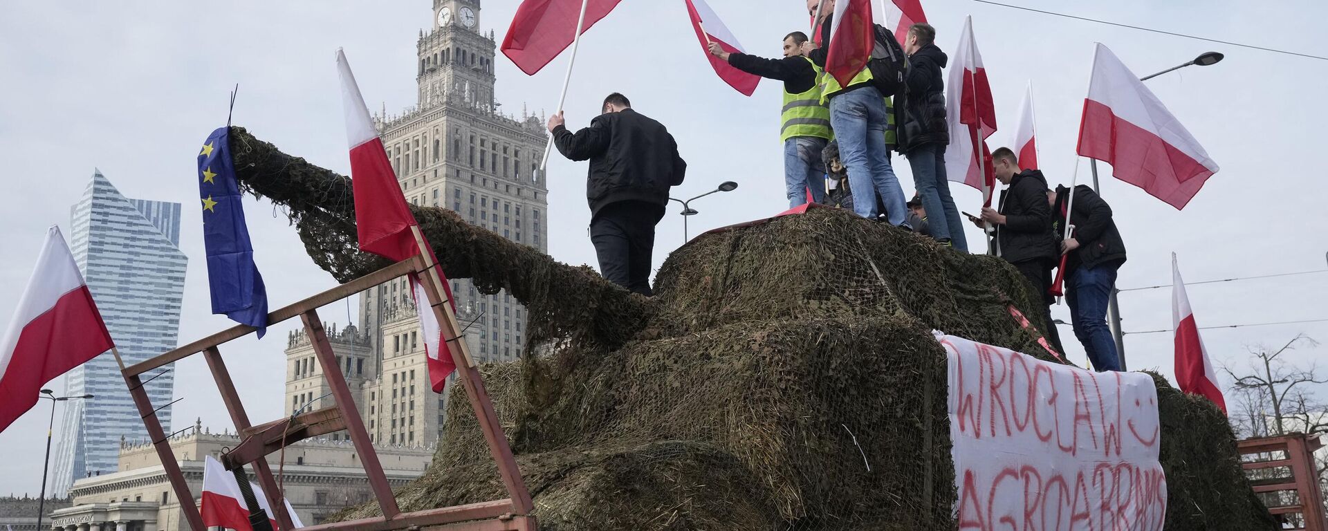 Polish farmers with national flags and angry slogans written on boards, protest against European Union green policies that trim their production and against cheap grain and other food imports from Ukraine, in Warsaw, Poland, on Tuesday, Feb. 27, 2024 - Sputnik International, 1920, 28.02.2024