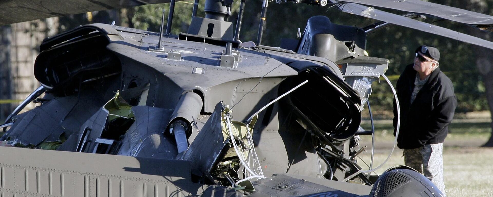 Texas National Guard Chief Warrant Officer Don McDonald looks over the wreckage of an Army UH-60 helicopter Tuesday, Jan. 13, 2009 in College Station, Texas - Sputnik International, 1920, 28.02.2024