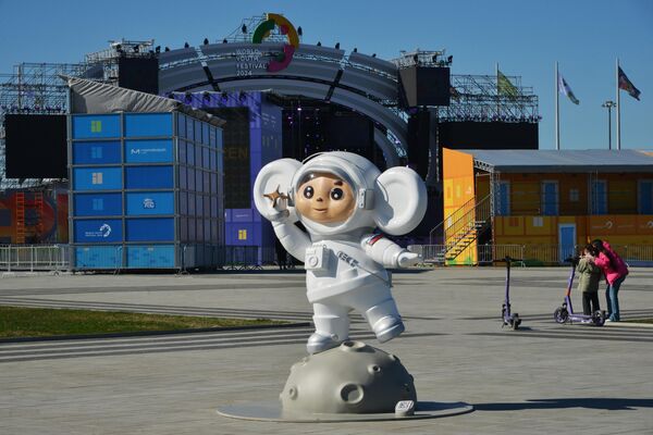Statue of Cheburashka, dressed as a Russian cosmonaut, in the Sirius Federal Territory. - Sputnik International