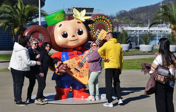 WYF visitors taking pictures with the statue of Cheburashka. - Sputnik International
