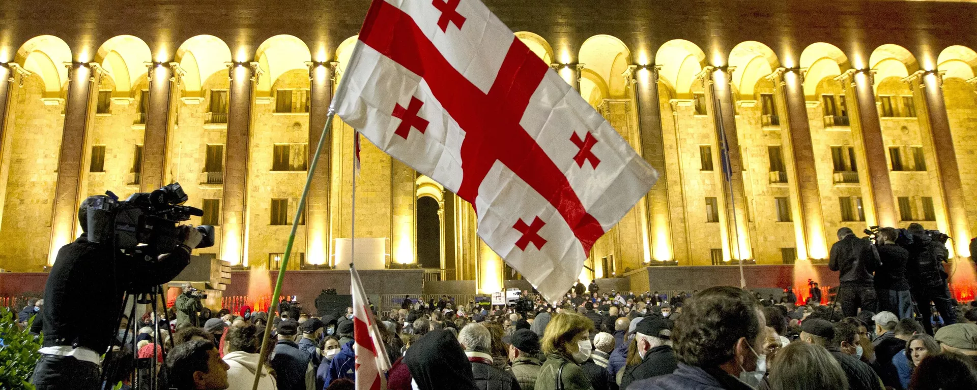 Protesters with Georgian flags rally in support of jailed former President Mikheil Saakashvili in Tbilisi, Georgia, Tuesday, Nov. 9, 2021 - Sputnik International, 1920, 31.05.2024