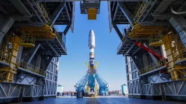 In this handout photo released by the Russian Space Agency Roscosmos, the Soyuz-2.1b carrier rocket with a Meteor-M 2-4 weather satellite and 18 Russian and foreign cubesats, is set at the launchpad ahead of its upcoming launch at the Vostochny cosmodrome in Amur Region, Russia - Sputnik International