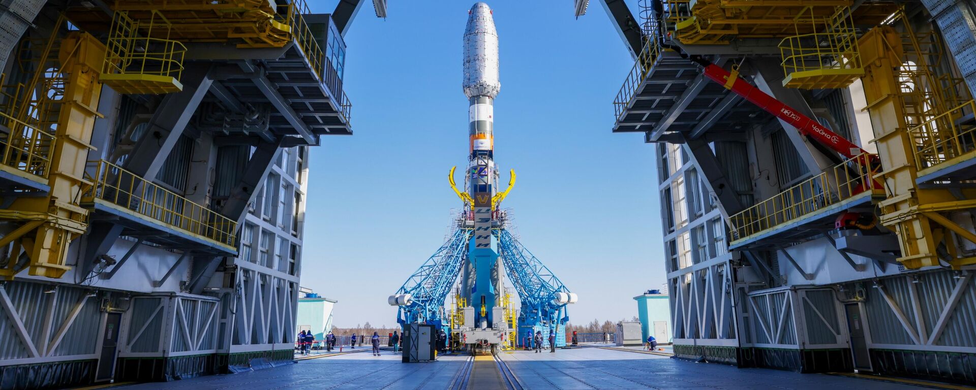 In this handout photo released by the Russian Space Agency Roscosmos, the Soyuz-2.1b carrier rocket with a Meteor-M 2-4 weather satellite and 18 Russian and foreign cubesats, is set at the launchpad ahead of its upcoming launch at the Vostochny cosmodrome in Amur Region, Russia - Sputnik International, 1920, 10.11.2024