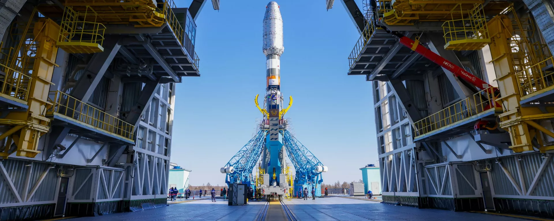 In this handout photo released by the Russian Space Agency Roscosmos, the Soyuz-2.1b carrier rocket with a Meteor-M 2-4 weather satellite and 18 Russian and foreign cubesats, is set at the launchpad ahead of its upcoming launch at the Vostochny cosmodrome in Amur Region, Russia - Sputnik International, 1920, 10.11.2024