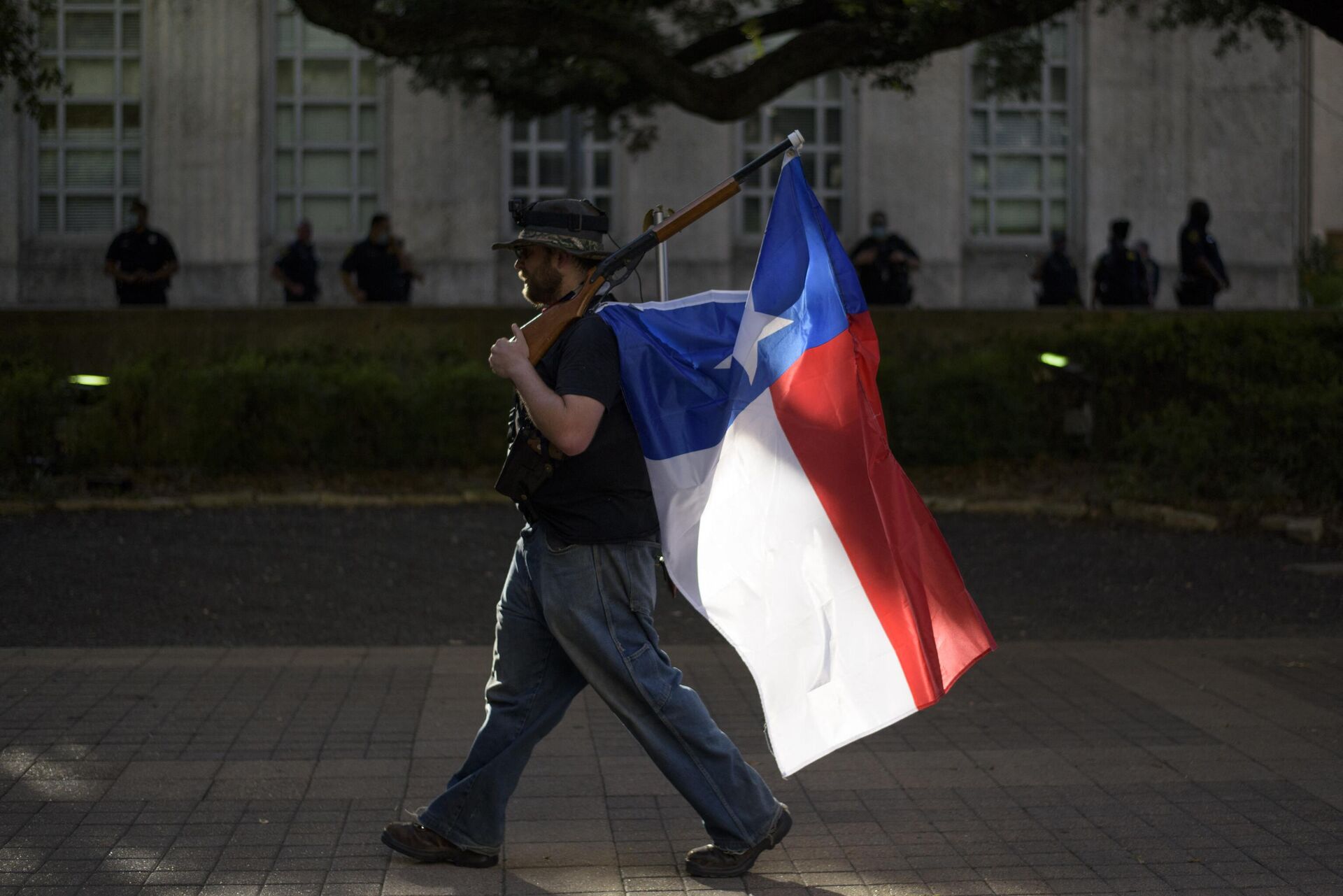 A man walks with a rifle with a Texas flag attached to it during a Police Appreciation rally at the City Hall in Houston, Texas on June 18, 2020. - Sputnik International, 1920, 03.03.2024