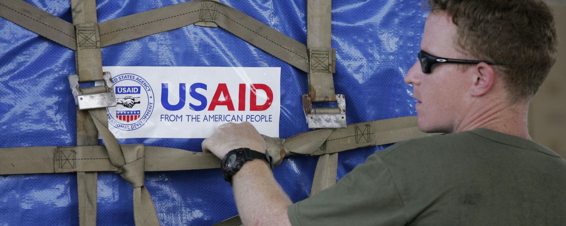 A U.S. marine packages USAID supplies bound for cyclone devastated Myanmar at the Utapao Air Force base near the southern city of Rayong, Thailand, Wednesday, May 14, 2008 - Sputnik International, 1920, 09.04.2024