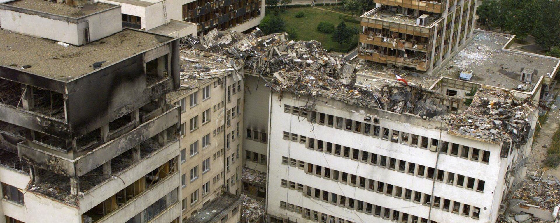 An aerial view taken 15 June 1999 of the Pristina central post office which was destoyed by NATO bombing. Fleeing Serbs torched dozens of their own homes on the outskirts of the Kosovo capital Pristina as thousands of civilians joined withdrawing Yugoslav troops, witnesses said - Sputnik International, 1920, 05.03.2024