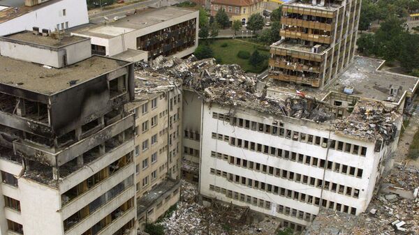 An aerial view taken 15 June 1999 of the Pristina central post office which was destoyed by NATO bombing. Fleeing Serbs torched dozens of their own homes on the outskirts of the Kosovo capital Pristina as thousands of civilians joined withdrawing Yugoslav troops, witnesses said - Sputnik International