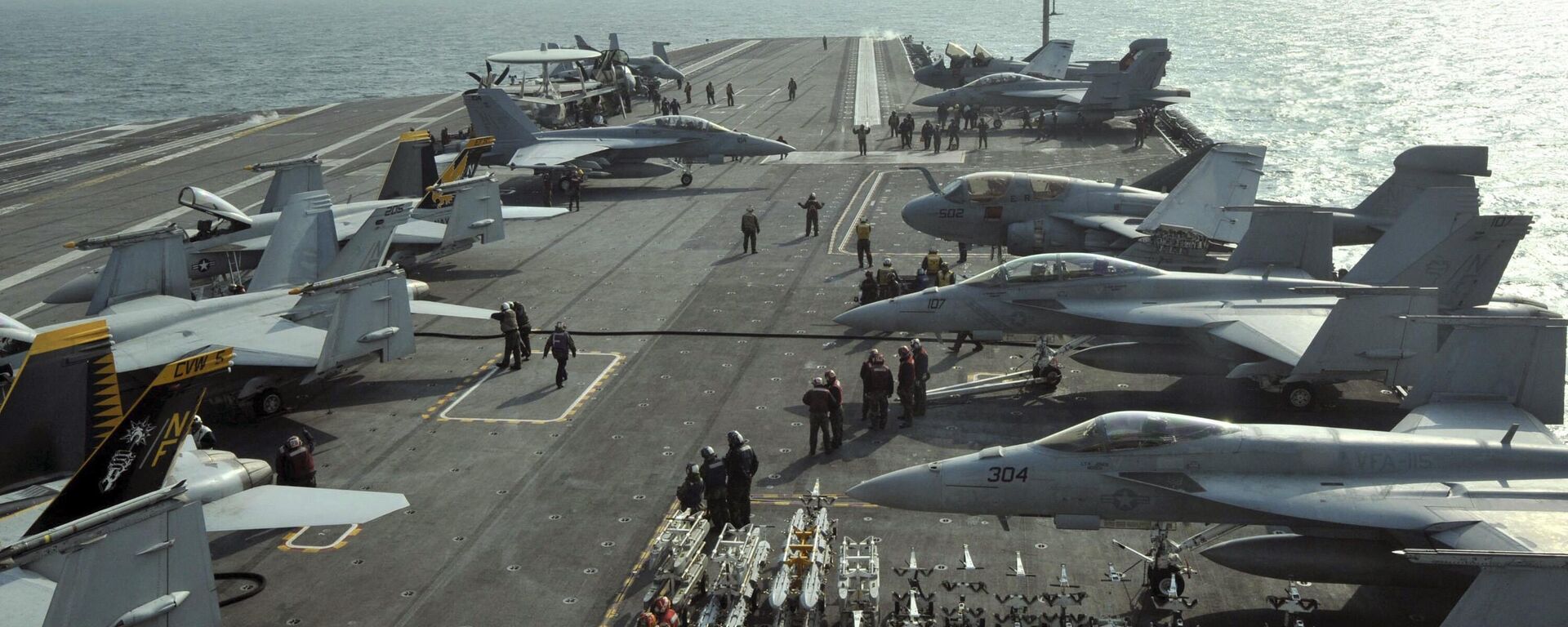 U.S. Navy Carrier Air Wing Five aircraft are tied down on the flight deck of the USS George Washington during a joint military exercise off South Korea's West Sea on Monday, Nov. 29, 2010 - Sputnik International, 1920, 06.03.2024