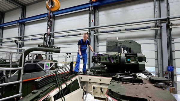 An employee works on a Puma combat vehicle at a production line at the site of a future Rheinmetall  ordnance factory. - Sputnik International
