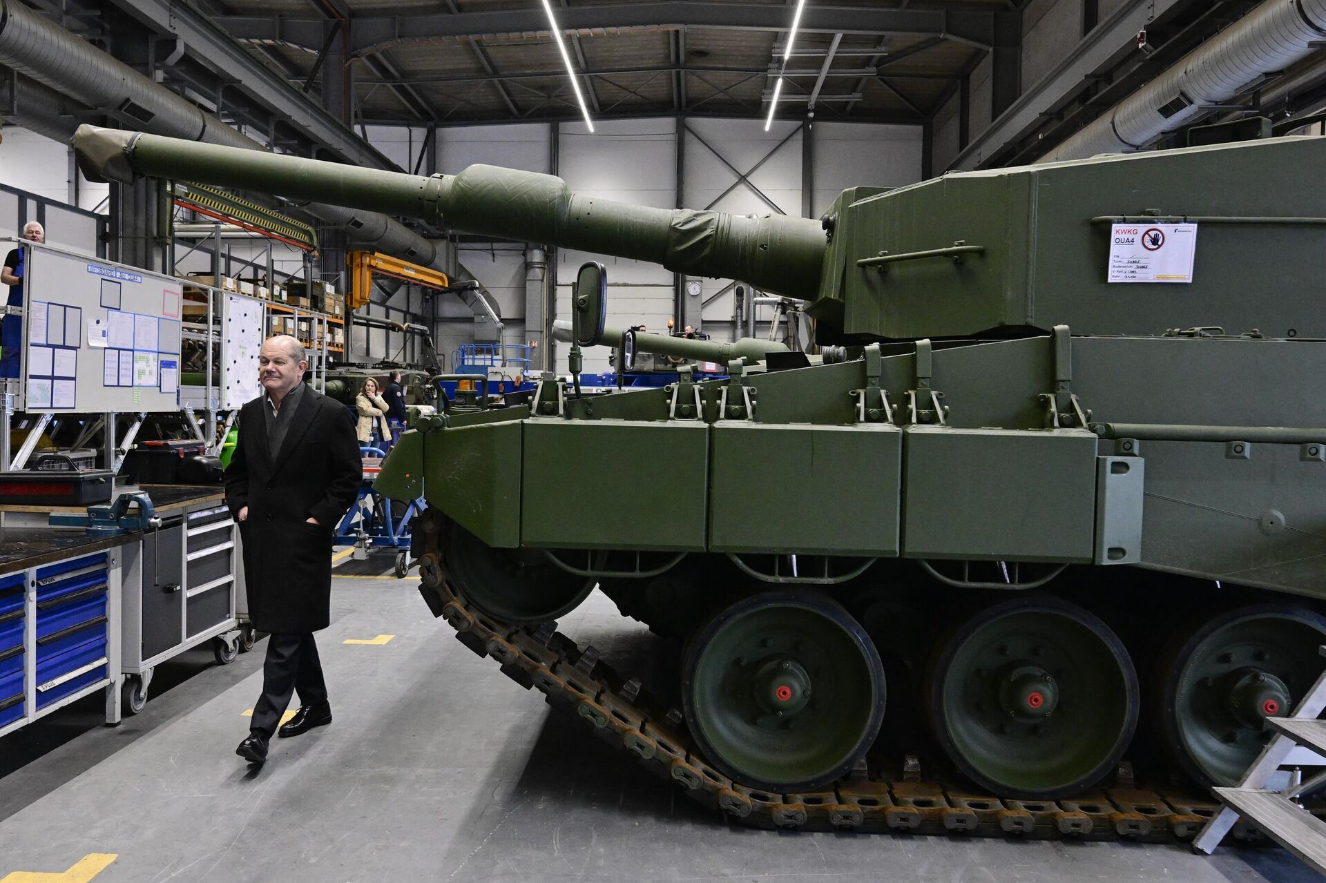 German Chancellor Olaf Scholz visits a production line at the future site of an arms factory where weapons maker Rheinmetall plans to produce artilleries from 2025, in Unterluess, Germany February 12, 2024. - Sputnik International, 1920, 06.03.2024