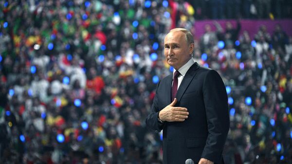 Russian President Vladimir Putin greets the audience the closing ceremony of the 2024 World Youth Festival - Sputnik International