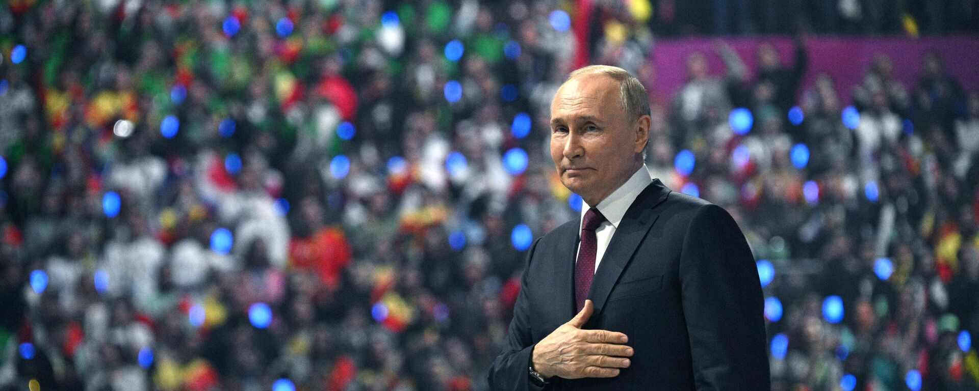 Russian President Vladimir Putin greets the audience the closing ceremony of the 2024 World Youth Festival - Sputnik International, 1920, 06.03.2024