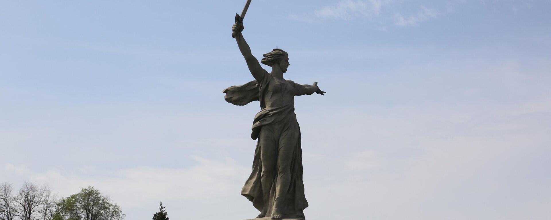 People carry portraits of relatives who fought in World War II, and Russian and Soviet flags, during the Immortal Regiment march in Volgograd toward the statue The Motherland Calls in Mamayev Kurgan, Russia, Wednesday, May 9, 2018, celebrating 73 years since the end of WWII and the defeat of Nazi Germany - Sputnik International, 1920, 07.03.2024