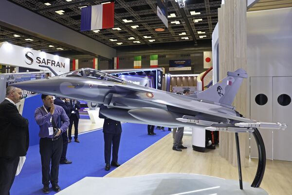 Visitors look at a model of Qatar&#x27;s fighter jet.  - Sputnik International