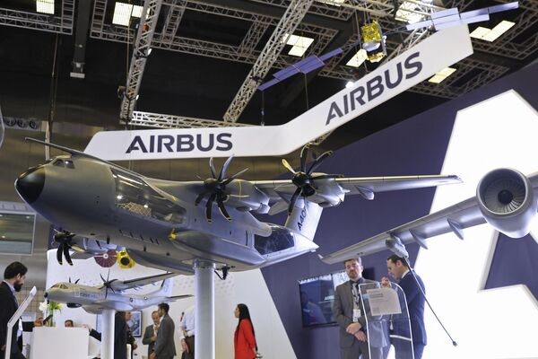 Visitors stand at the Airbus pavilion.  - Sputnik International