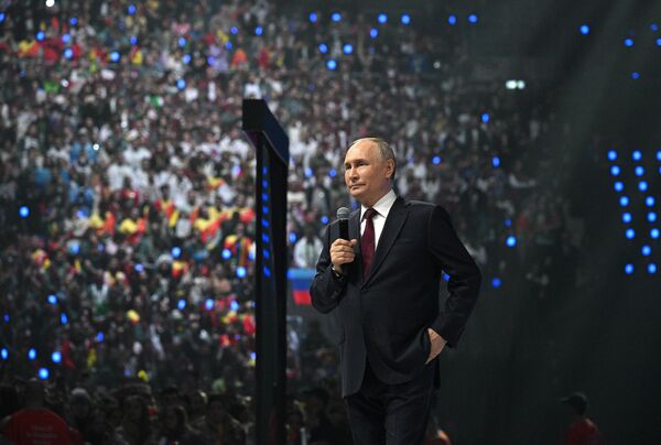 Russian President Vladimir Putin addressed participants of the festival at the closing ceremony and commented on the challenges young people face nowadays. - Sputnik International