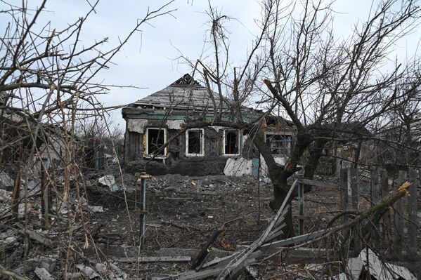A destroyed house in Avdeyevka.  - Sputnik International