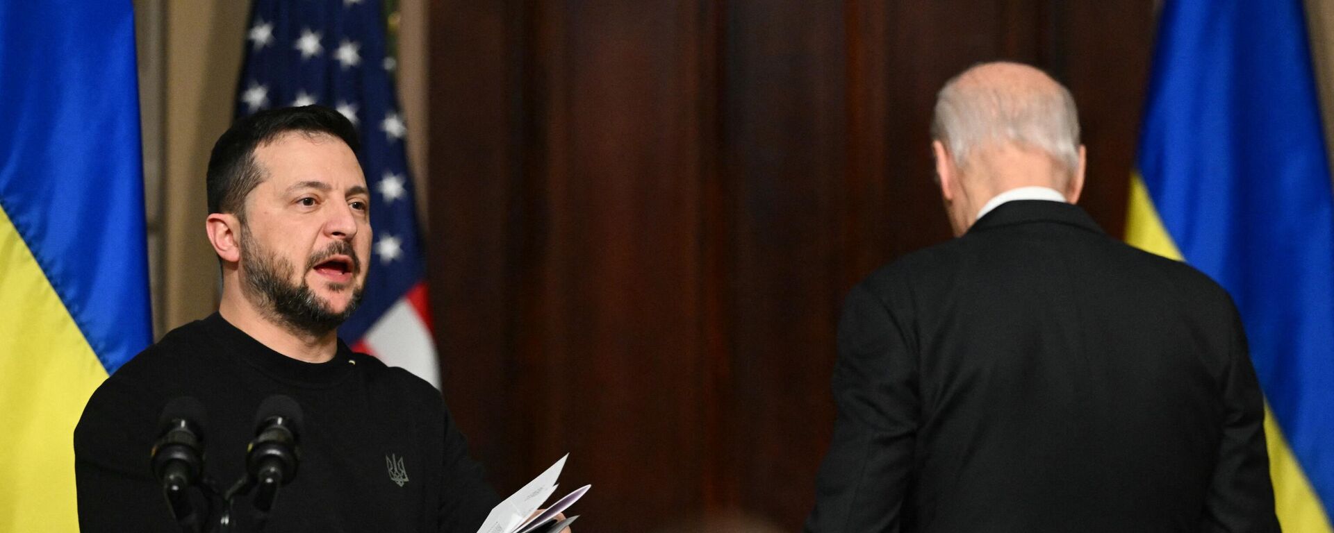 US President Joe Biden and Ukrainian President Volodymyr Zelensky leave after holding a press conference at the White House in Washington, DC, December 12, 2023.  - Sputnik International, 1920, 04.04.2024