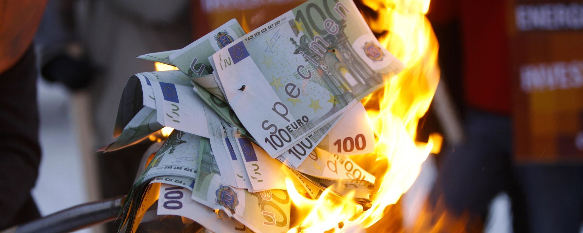 Demonstrators burn fake money to protest against a new economic stimulus plan of the government in front of chancellery in Berlin. File photo. - Sputnik International, 1920, 07.04.2024