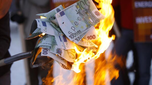 Demonstrators burn fake money to protest against a new economic stimulus plan of the government in front of chancellery in Berlin on Monday, Jan.12, 2009 - Sputnik International