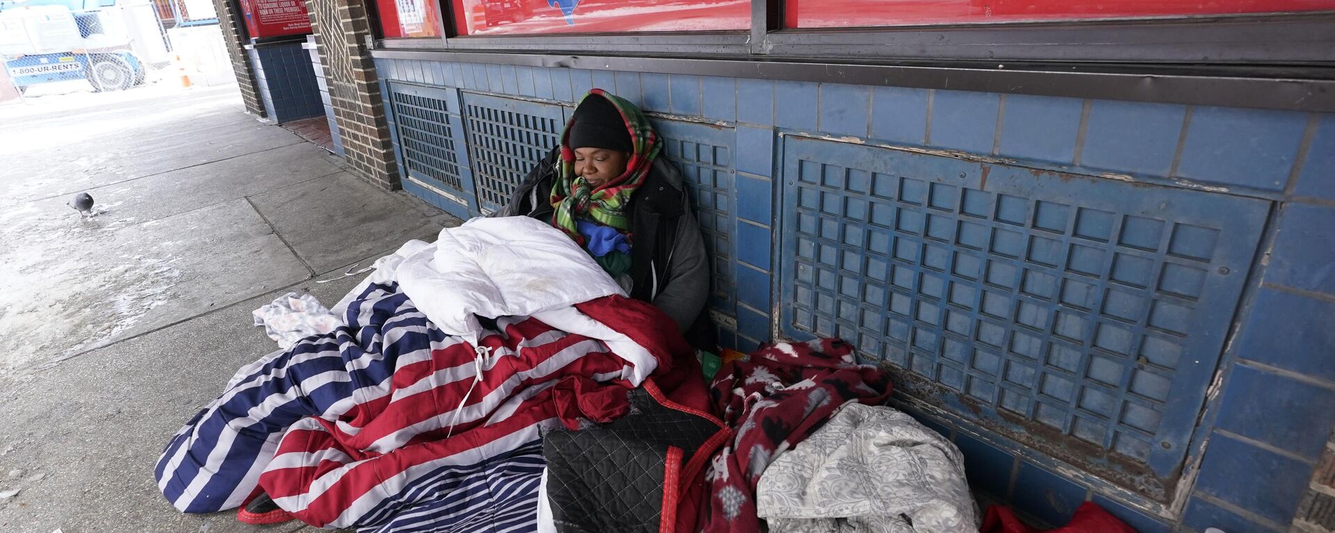 A woman who calls herself Princess uses blankets to keep warm in sub-freezing temperature as she sits outside of a business, Tuesday, Feb. 16, 2021, in San Antonio - Sputnik International, 1920, 10.03.2024