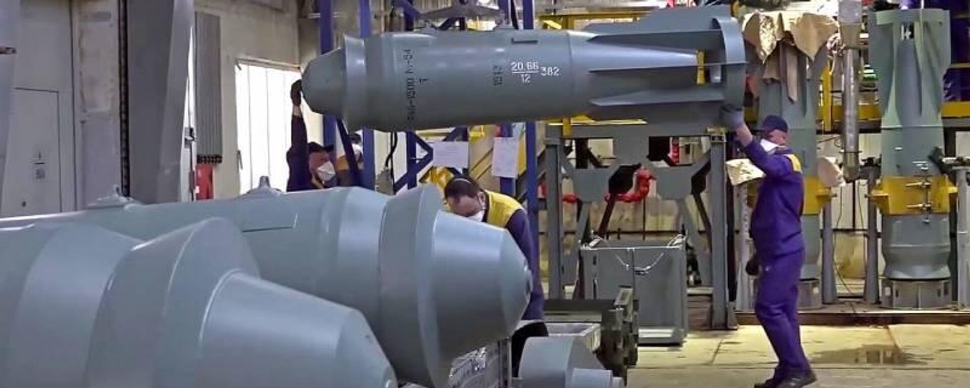 Screengrab of Russian Defense Ministry video from Sergei Shoigu's tour of a Russian military factory. Image shows FAB-1500 bomb. - Sputnik International, 1920, 11.03.2024