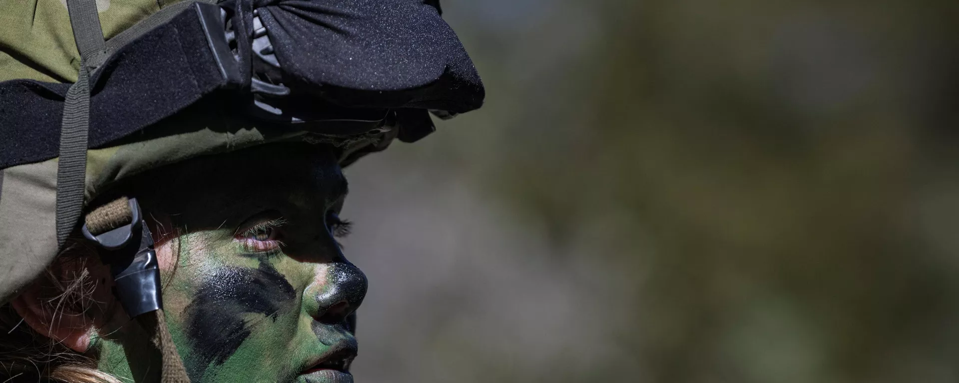 A female soldier of the P18 Gotland Regiment is pictured during a field exercise near Visby on the Swedish island of Gotland on May 17, 2022.  - Sputnik International, 1920, 12.03.2024