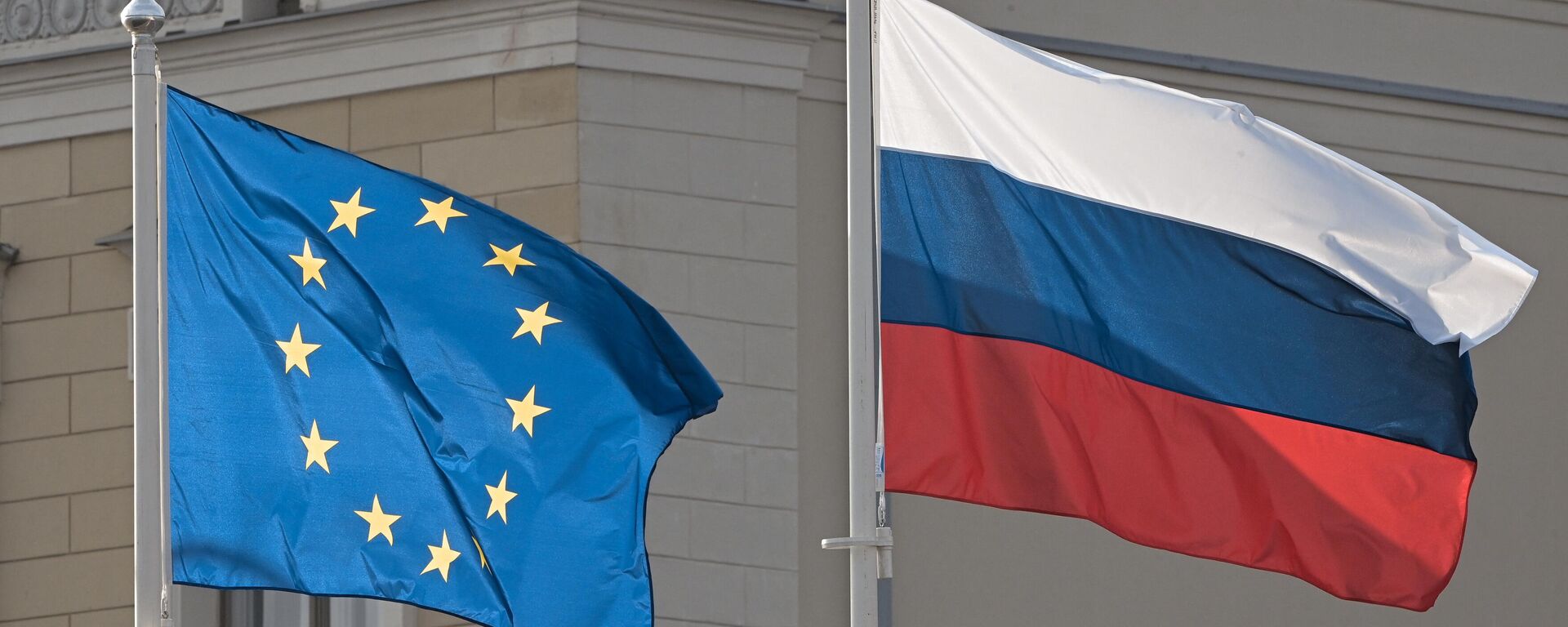 EU and Russian flags - Sputnik International, 1920, 08.02.2026