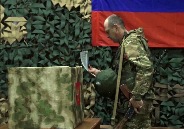 A Russian soldier votes for the President of the Russian Federation while serving in the special operation zone on the territory of Donetsk People’s Republic (DPR). - Sputnik International