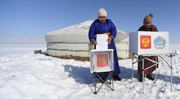 Women cast their ballots at a herding camp of Chazyr Aidash in Tuva, close to the Mongolian border. - Sputnik International