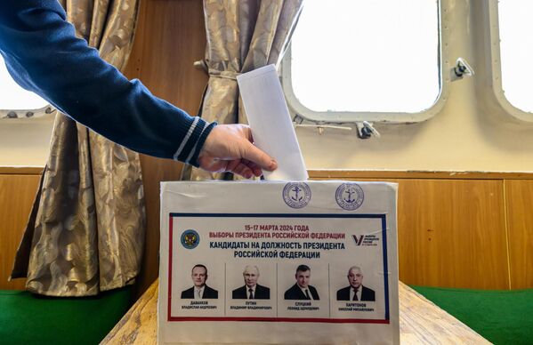 The crew of Russia&#x27;s Captain Mokeev refrigerator cargo ship in the Sea of Okhotsk take part in the early voting for the next Russian president. - Sputnik International