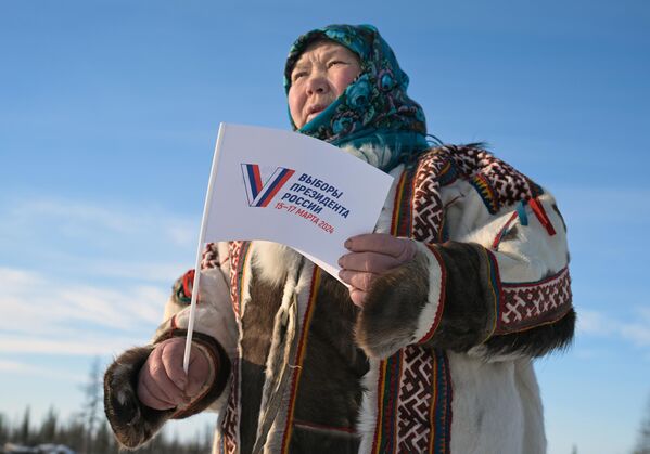 A Yamal resident representing indigenous peoples of the Russian North at a reindeer herding camp (Yamalo-Nenets autonomous region). - Sputnik International