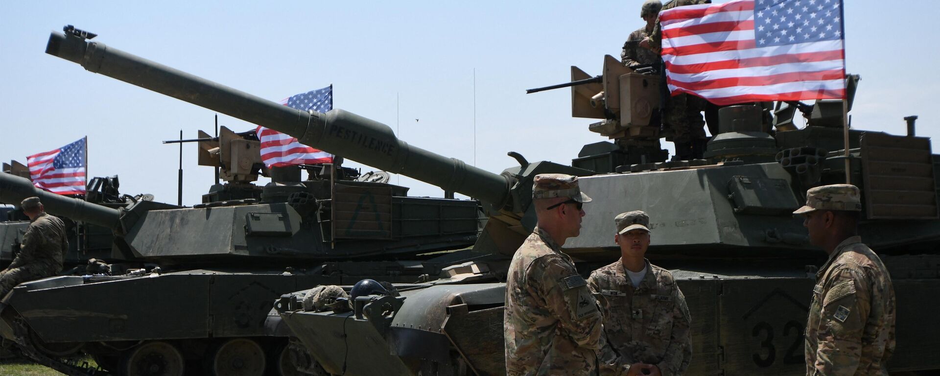 US soldiers stand by Abrams Battle Tanks bearing the US flag ahead of a military drill. File photo. - Sputnik International, 1920, 13.03.2024