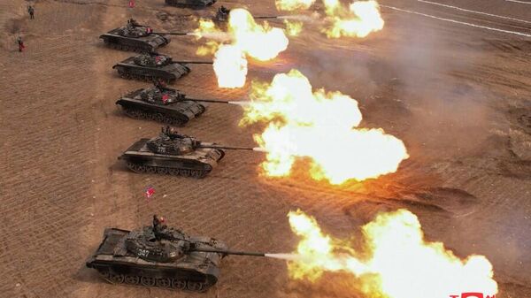 Kim Jong Un guides tankmen's training match. - Sputnik International