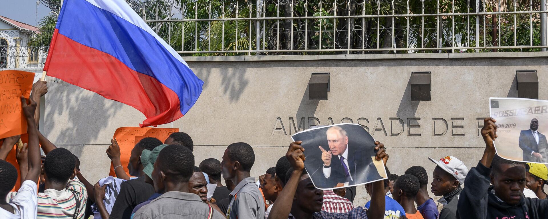 Protesters waving Russian flags and holding a portrait of Russian President Vladimir Putin gather in front of the French Embassy in Kinshasa on March 1, 2023 for a demonstration against the visit to the Democratic Republic of Congo of French President Emmanuel Macron.  - Sputnik International, 1920, 14.03.2024