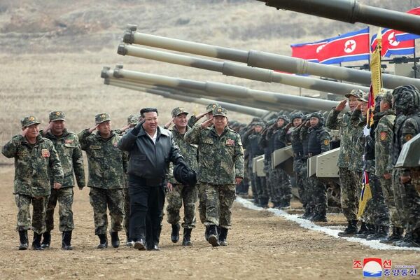 Kim Jong Un noted the striking power and maneuverability of the combat vehicle and expressed his satisfaction with the combat readiness of the participating tankers. - Sputnik International
