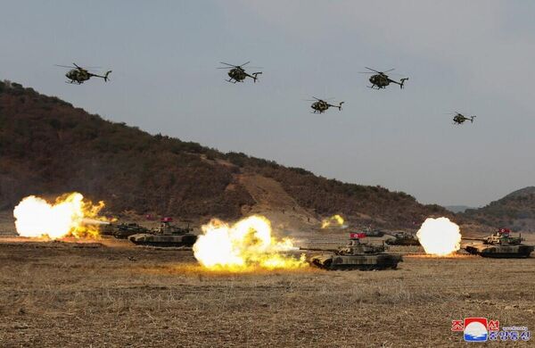 Tank units and helicopters are seen during the training competition. - Sputnik International