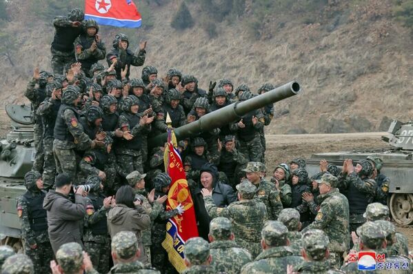 Kim Jong Un and tank crews near North Korea&#x27;s new main battle tank. - Sputnik International