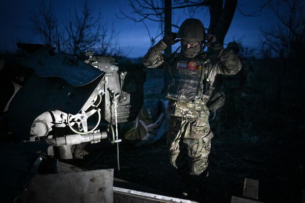 An artilleryman from the Battlegroup Yug carrying out a military assignment around Artemovsk. - Sputnik International